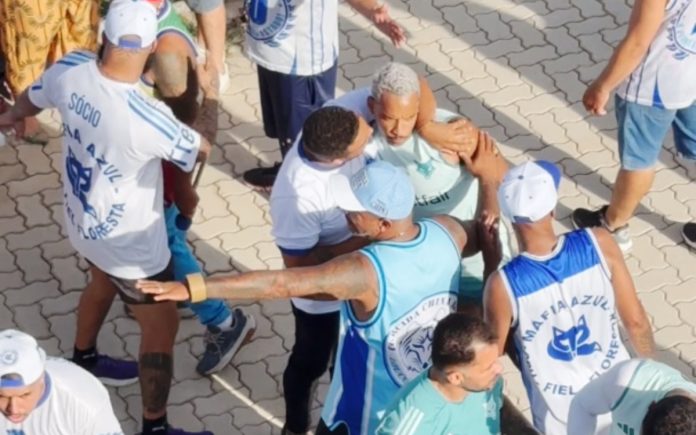 Matheus Pereira conversa com torcedores do Cruzeiro na Toca II