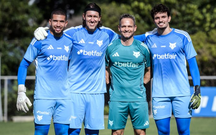 Léo Aragão ao lado de Cássio, Otávio e o preparador Robertinho