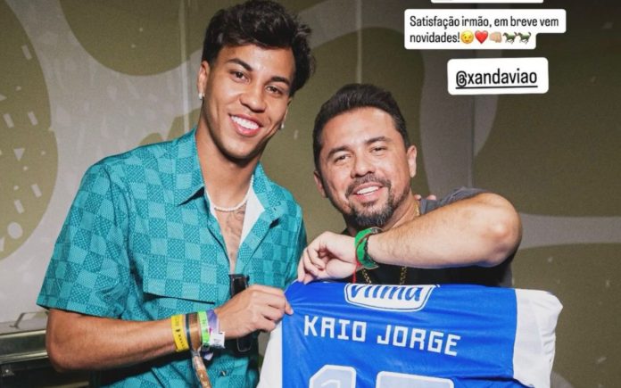 Kaio Jorge presenteia Xand Avião com camisa do Cruzeiro (Foto: Reprodução/Instagram)