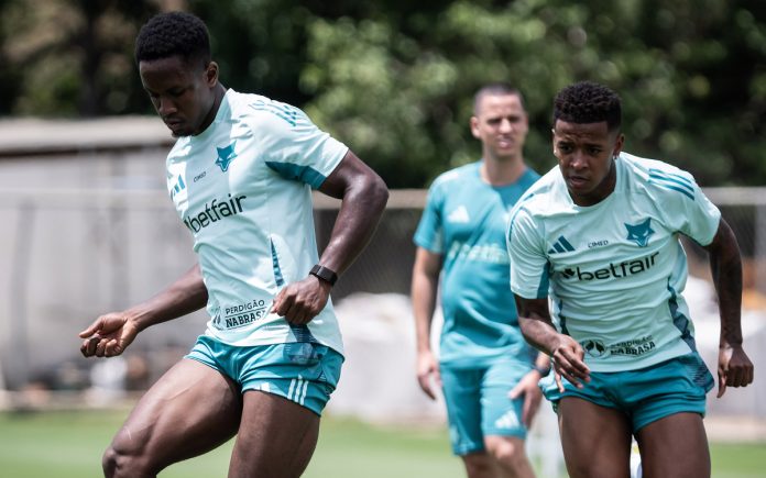 Luis Sinisterra pode ganhar uma chance entre os titulares diante do Botafogo (Foto: Gustavo Aleixo/Cruzeiro)
