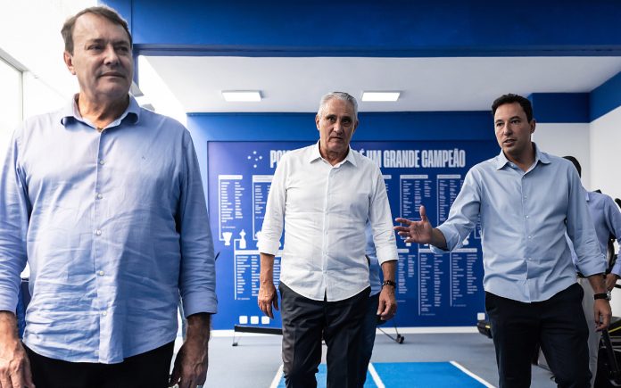 Tite conhece instalações da Toca da Raposa ll ao lado de Pedrinho e Pedro Junio (Foto: Gustavo Aleixo/Cruzeiro)
