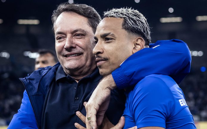 Pedrinho abraça Matheus Pereira em jogo do Cruzeiro