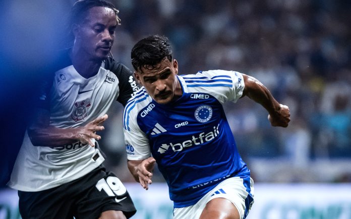 Kaiki em disputa de bola diante do Corinthians (Foto: Gustavo Aleixo/Cruzeiro)