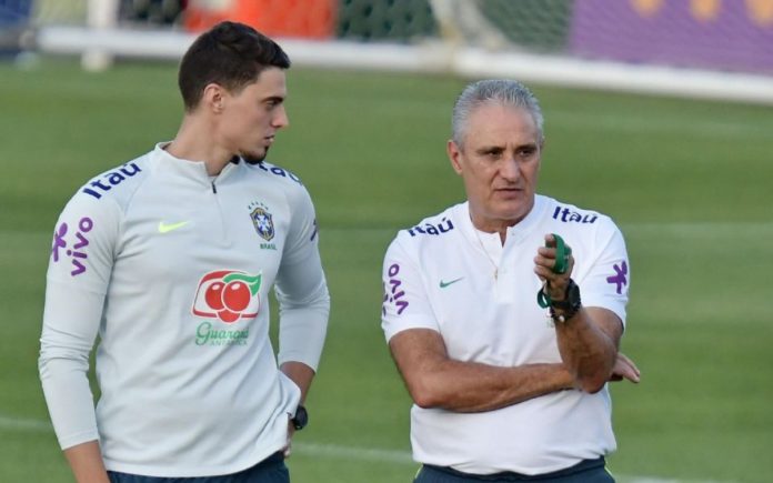 Tite ao lado do filho Matheus Bachi, seu auxiliar, no período de Seleção Brasileira