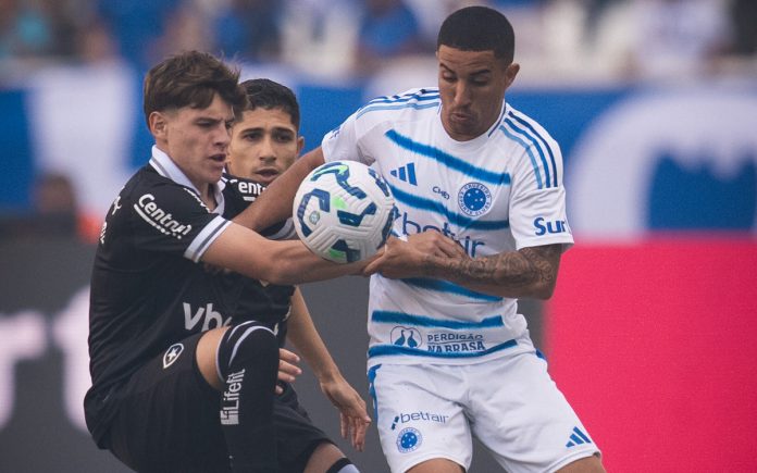 Christian disputa bola com Montoro em jogo contra o Botafogo