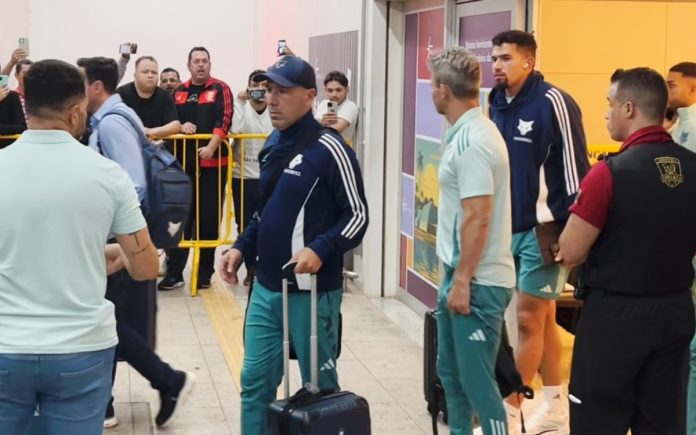Leonardo Jardim no desembarque do Cruzeiro após eliminação na Copa do Brasil