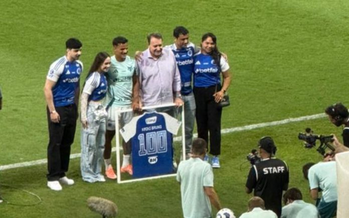 Kaiki recebeu placa por completar 100 jogos pelo Cruzeiro