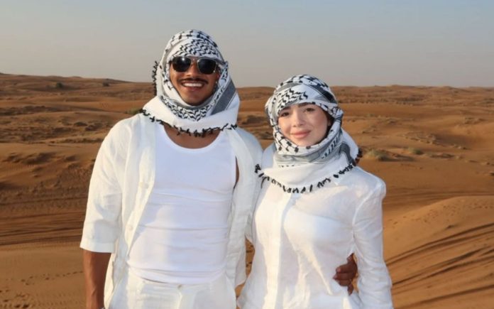 Kaiki ao lado de Gabriela, sua esposa, em Dubai