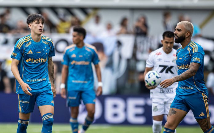 Rayan estreou pelo Cruzeiro neste domingo (7)