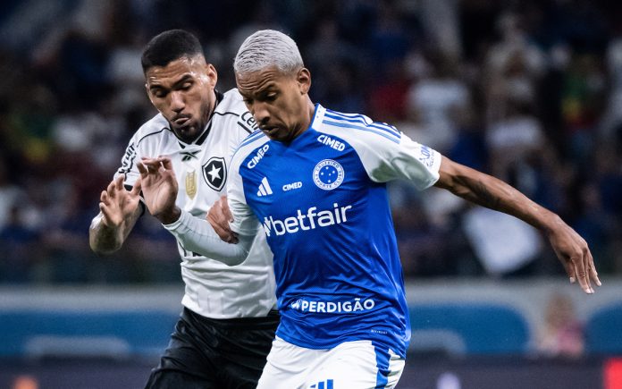 Matheus Pereira disputa bola em partida diante do Botafogo (Foto: Gustavo Aleixo/Cruzeiro)