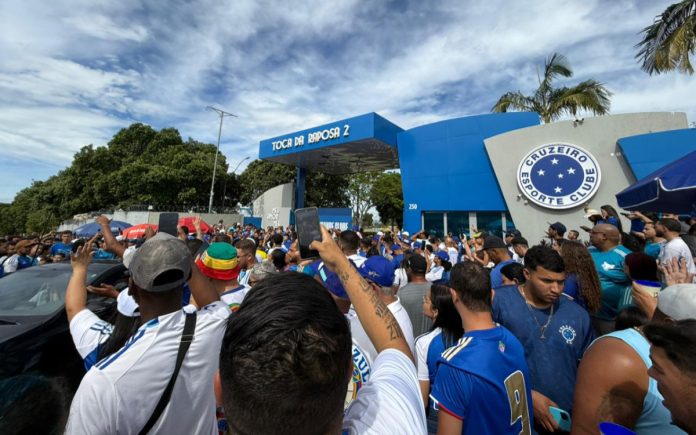 Torcida do Cruzeiro na porta da Toca II (Foto: Central da Toca)