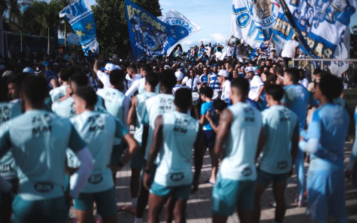 Cruzeiro fechou preparação para jogo contra o Corinthians com multidão na Toca II