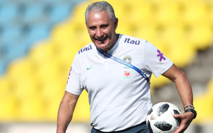 Tite em treino da Seleção em Sochi, na Rússia