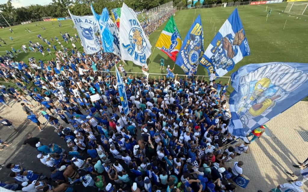 Torcida do Cruzeiro na Toca da Raposa II