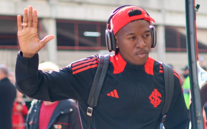 Vitão, zagueiro do Inter