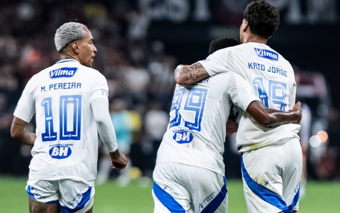 Jogadores do Cruzeiro comemoram gol contra o Corinthians