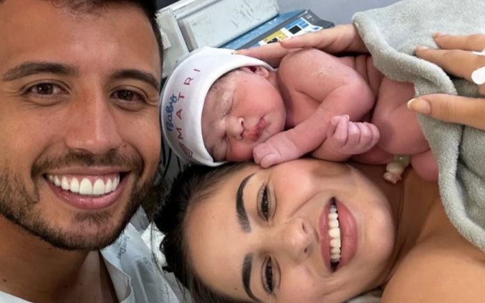 Matheus Henrique ao lado da esposa e do filho