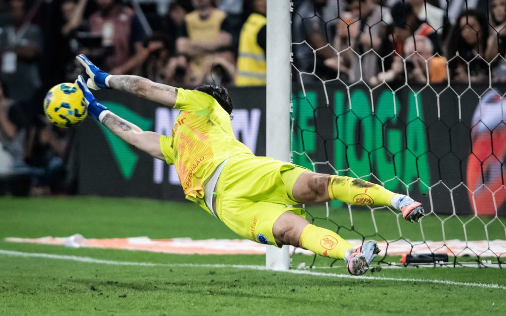 Cássio faz defesa em jogo contra o Corinthians