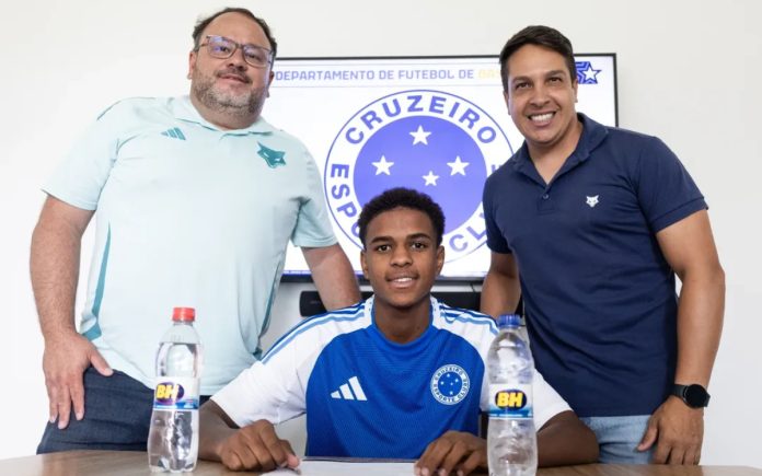 Deivid Maia, de 16 anos, assinou contrato com o Cruzeiro
