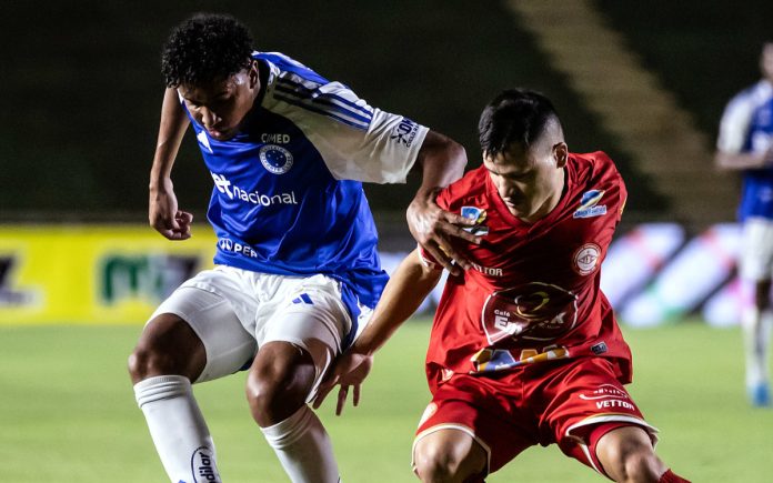 Ryan Guilherme foi titular na vitória contra o Tombense