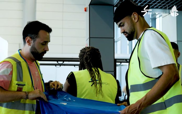 Fabrício Bruno recebendo a nova camisa do Cruzeiro (Foto: Reprodução/TV Cruzeiro)