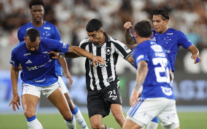 Jogadores do Cruzeiro em disputa de bola contra o Botafogo (Foto: Vitor Silva/Botafogo) Jogadores do Cruzeiro em disputa de bola contra o Botafogo (Foto: Vitor Silva/Botafogo)