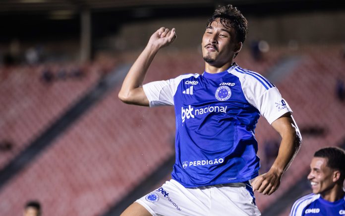 Japa comemora gol contra o Tombense