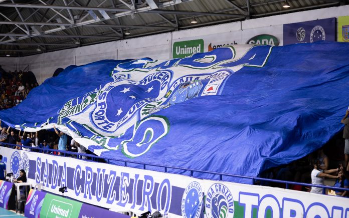 Torcida do Sada Cruzeiro no Riachão (Foto: Agência i7/Cruzeiro)