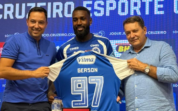 Gerson em apresentação pelo Cruzeiro (Foto: Thaynara Amaral/Central da Toca)