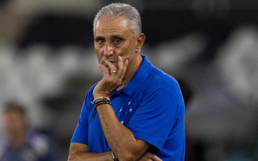 Tite com expressão de preocupação em derrota para o Botafogo