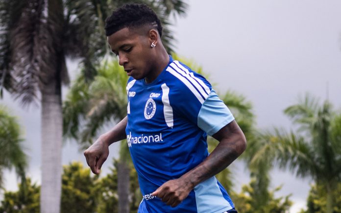 Arroyo, que entrou no segundo tempo diante do Botafogo, participou do treino em campo (Foto: Gustavo Aleixo/Cruzeiro)