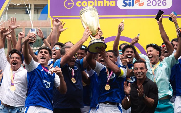 Fernando e Pedrinho levantando troféu da Copinha