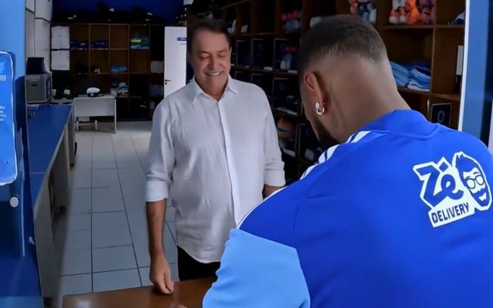 pedrinhocruzeirogersoncamisa Pedrinho entregou camisa do Cruzeiro para Gerson