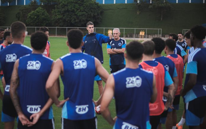 Tite com elenco do Cruzeiro, na Toca II (Foto: Gustavo Martins/Cruzeiro)