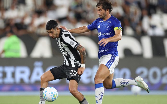 Lucas Silva em disputa de bola no jogo diante do Botafogo (Foto: Vítor Silva/Botafogo) Lucas Silva em disputa de bola no jogo diante do Botafogo (Foto: Vítor Silva/Botafogo)