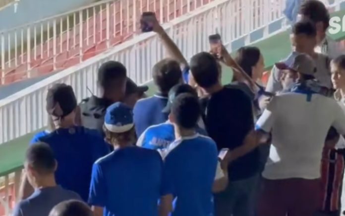 Pedrinho é ovacionado por torcedores em Uberlândia (Foto: Samuel Venâncio/Samuca TV)