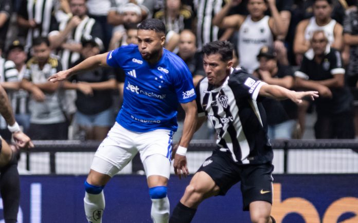 Wanderson disputa a bola diante do Atlético-MG (Foto: Gustavo Aleixo/Cruzeiro)