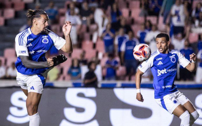 Chico da Costa quase fez golaço de calcanhar