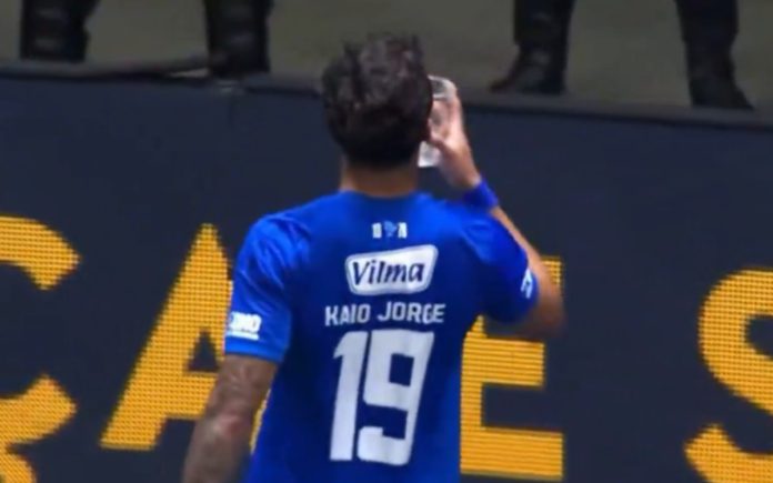 Kaio Jorge, em comemoração do gol contra o Atlético-MG