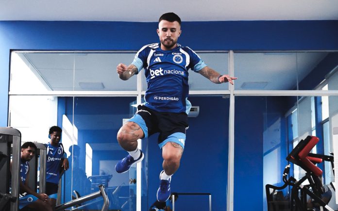 Matheus Henrique, do Cruzeiro, em trabalho na Toca II