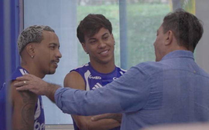 Pedrinho conversa com Matheus Pereira e Kaio Jorge (Foto: Reprodução/TV Cruzeiro)