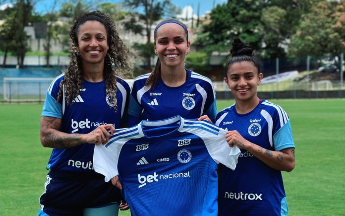 Byanca Brasil, Letícia Ferreira e Gisseli divulgam o novo patrocinador do clube celeste (Foto: Divulgação/Cruzeiro)