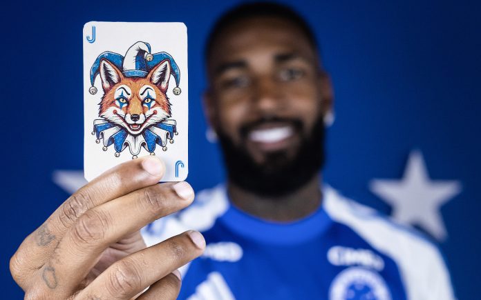 Gerson com a carta de 'Coringa Cabuloso' (Foto: Gustavo Aleixo/Cruzeiro)