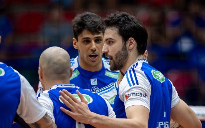 Elenco do Sada Cruzeiro contra o Sesi Bauru, no primeiro turno da Superliga (Foto: Agência i7/Sada Cruzeiro)