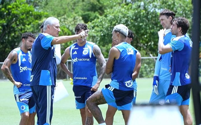 Tite reunido com 'espinha dorsal’ do Cruzeiro (Foto: Reprodução/TV Cruzeiro)