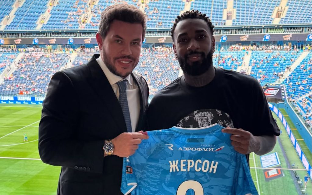 Junior Mendonza ao lado de Gerson, na Rússia