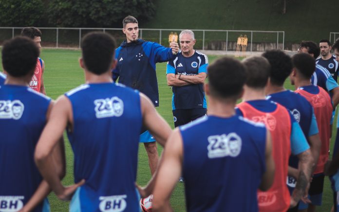 Tite e jogadores na Toca da Raposa II