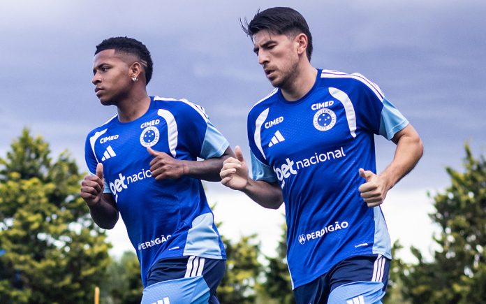 Arroyo e Villalba, jogadores do Cruzeiro, em campo na Toca ll (Foto: Gustavo Aleixo/Cruzeiro)