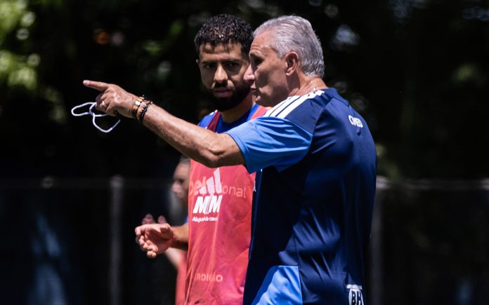 Tite conversa com João Marcelo (Foto: Gustavo Aleixo/Cruzeiro)