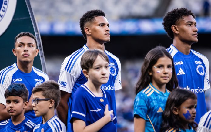 Kauã Prates (centro) em jogo do Cruzeiro